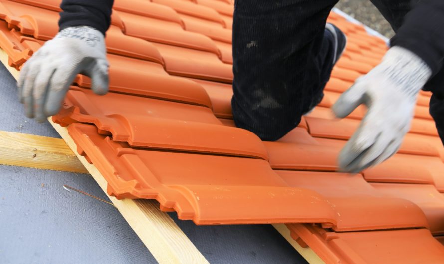 Toiture en ardoise ou en tuile : que choisir pour habiller sa façade ?